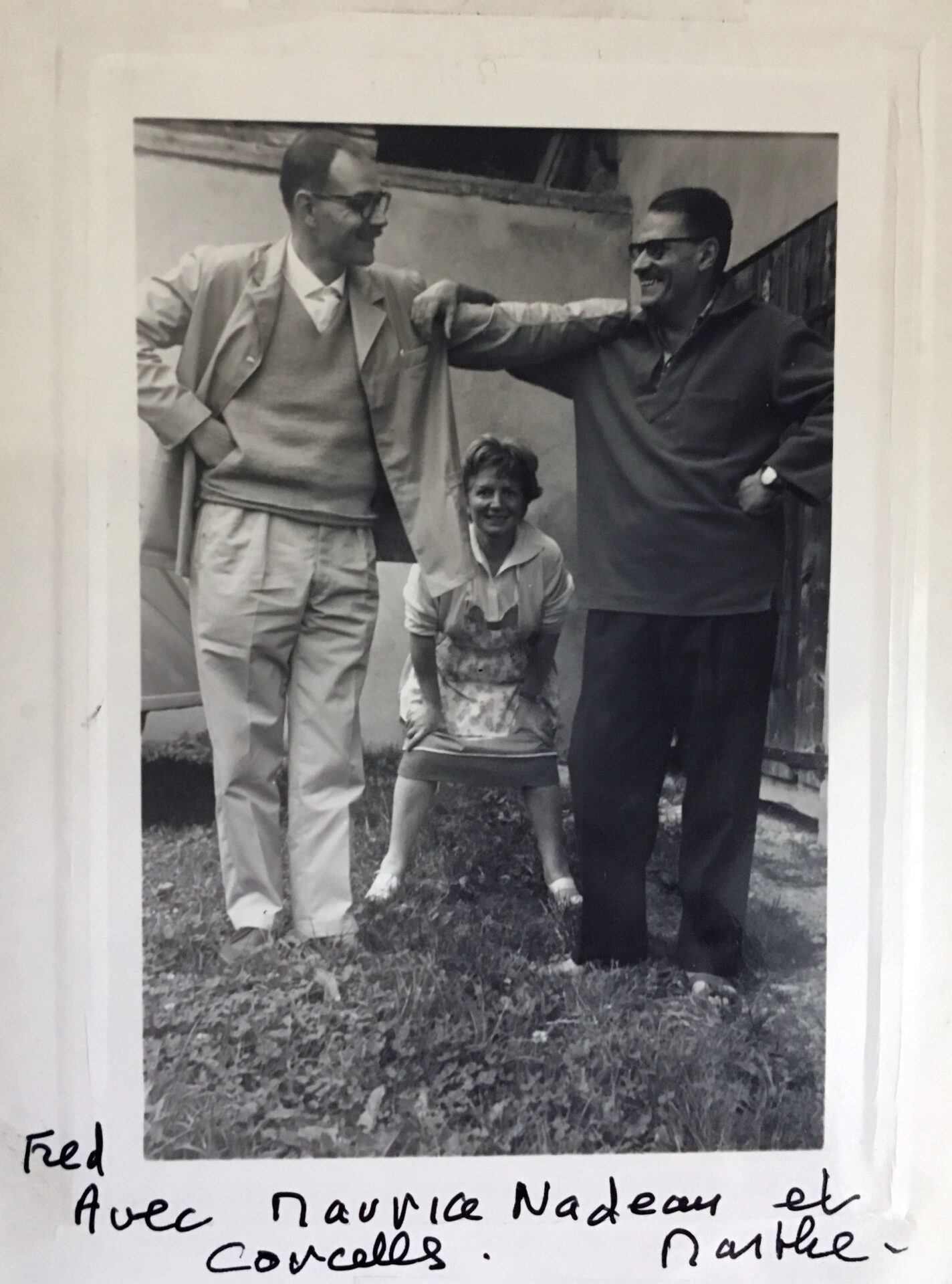 Fred Deux, Maurice Nadeau et Marthe à Corcelles, 1958.