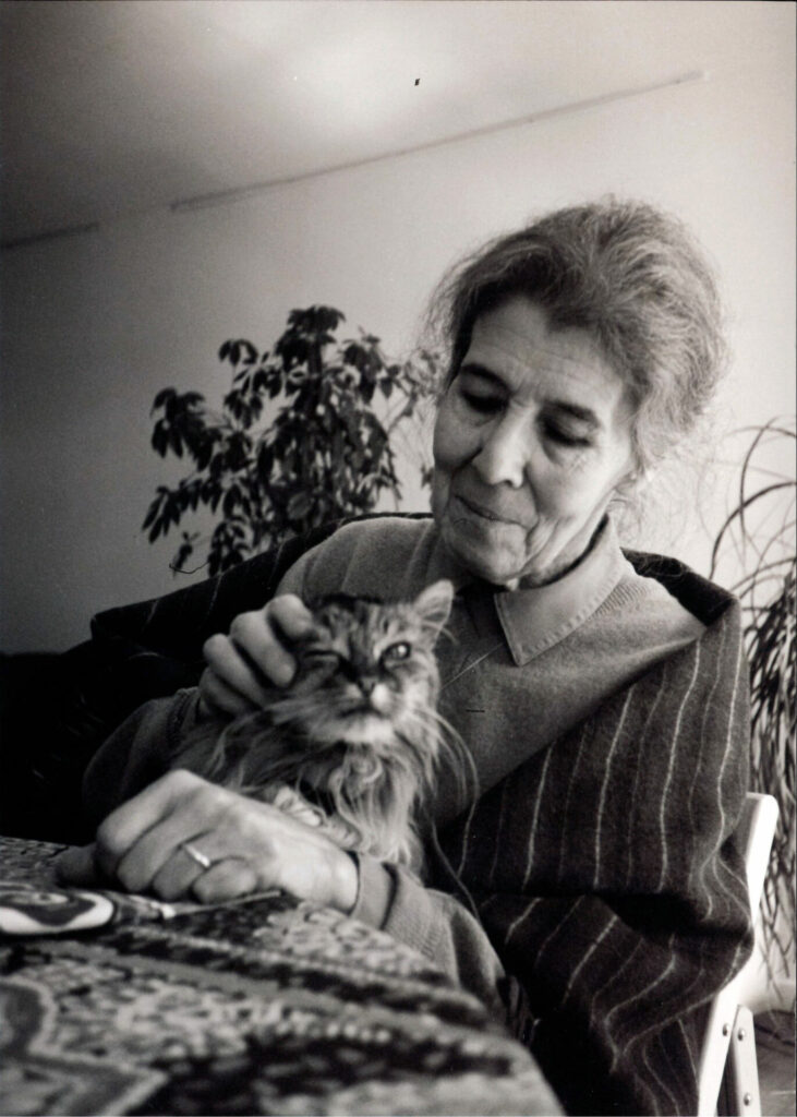 Cécile et la chatte Prune à Meylan, 1993.