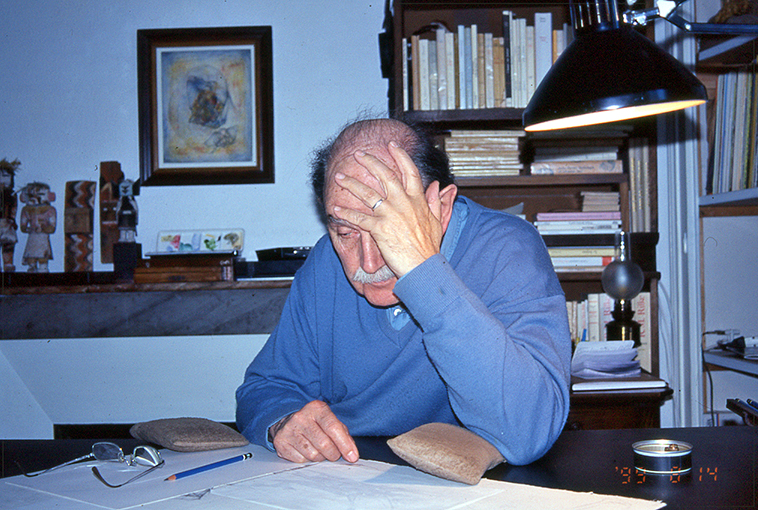 Fred Deux à son bureau en 1999.