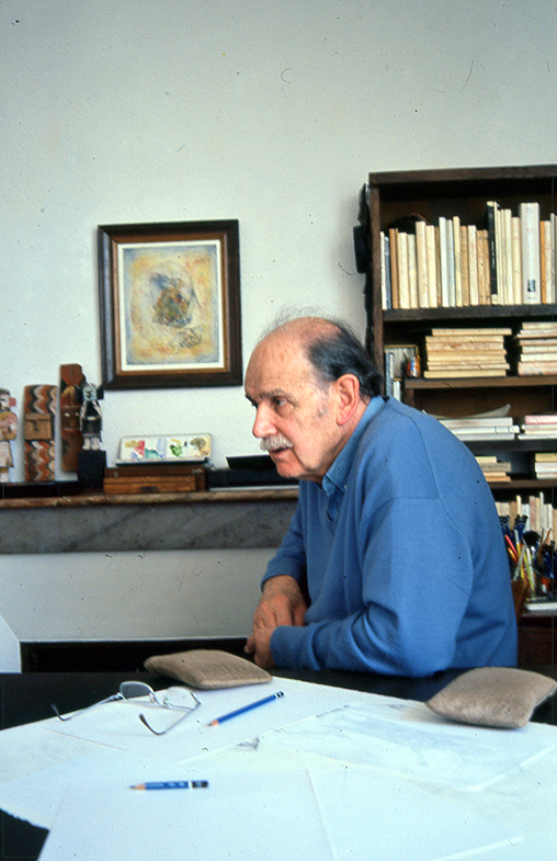 Fred Deux à son bureau en 1999.